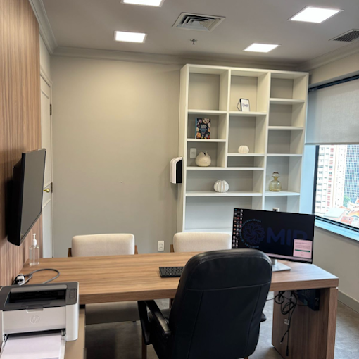 Consultório com equipamentos modernos