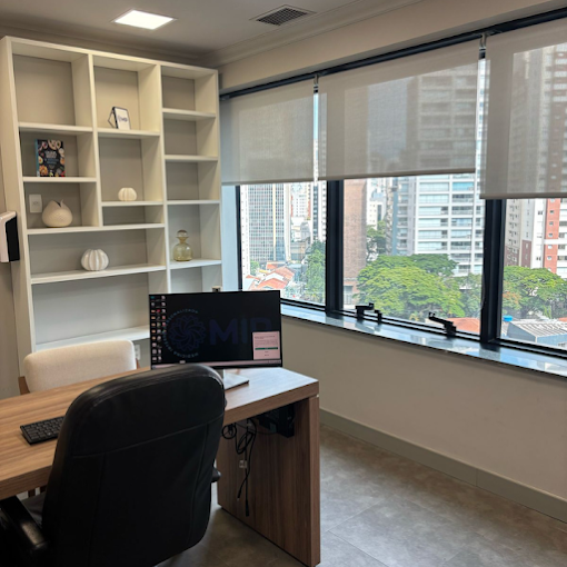 Sala de exame com vista para o Itaim Bibi